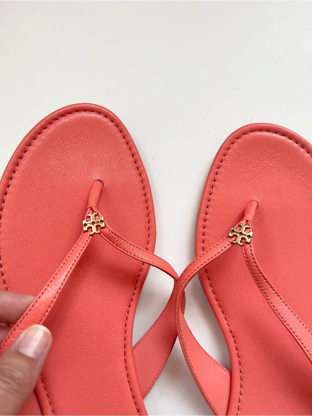 NWOT Tory Burch Classic Leather Flip-Flop Sandals - Picture 2 of 3